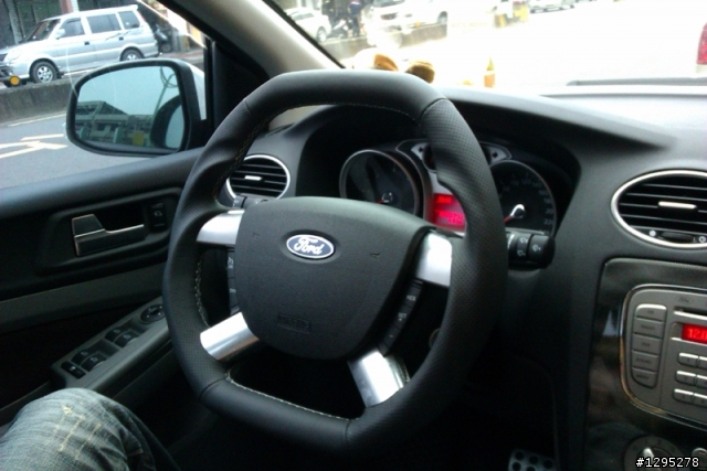 RF-Design 上下平把方向盤+Focus II 白佛遲來的開箱文