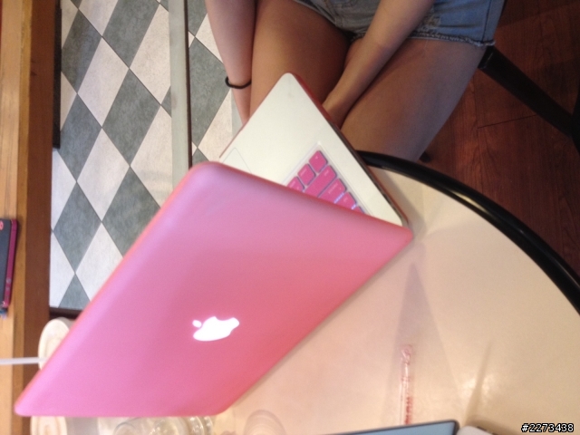 MACBOOK PRO 13吋對女生真的太重了啦><