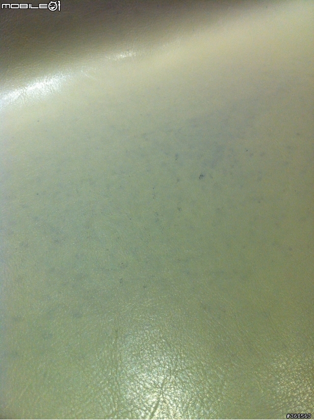 白色合成皮餐椅出現藍紫色斑點