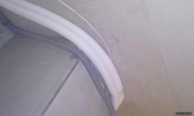 請問專家!!冷氣管路這樣施工對嗎??壁磚問題?