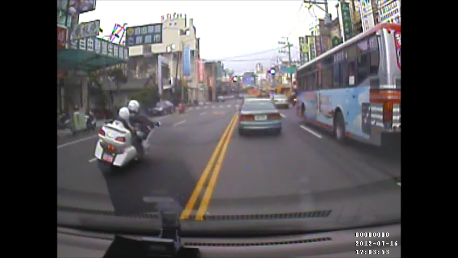 這兩位大哥，騎車要這樣嗎？