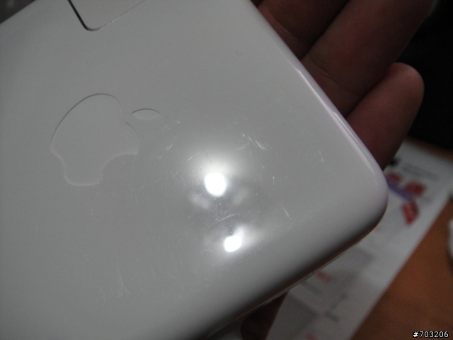 7/16(以補圖)高雄資訊展買了全新MacBook Pro 但充電器上卻佈滿了刮痕......