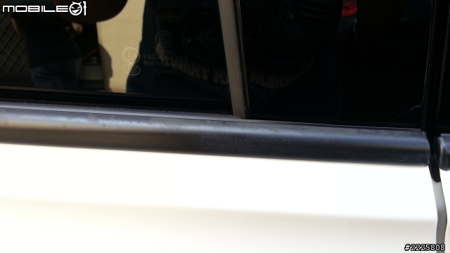 F30  320I 5/31交車到7/1號  車門橡膠飾條變灰白色  請各位新3車主幫我看看是否正常  有圖