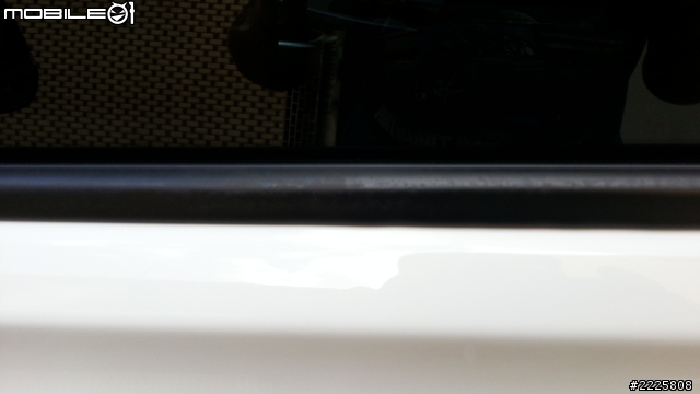 F30  320I 5/31交車到7/1號  車門橡膠飾條變灰白色  請各位新3車主幫我看看是否正常  有圖