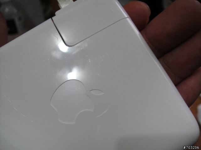 7/16(以補圖)高雄資訊展買了全新MacBook Pro 但充電器上卻佈滿了刮痕......