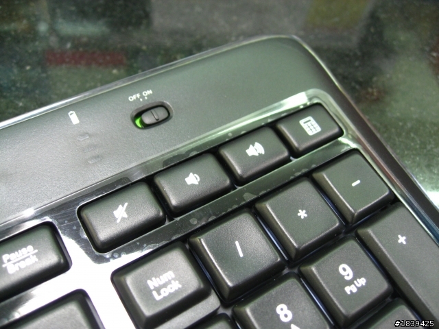 Logitech 羅技 K800 無線炫光建盤 簡易開箱分享