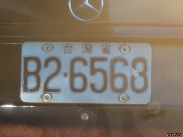 【直擊】用白色膠帶貼前後車牌改數字的賓士車！
