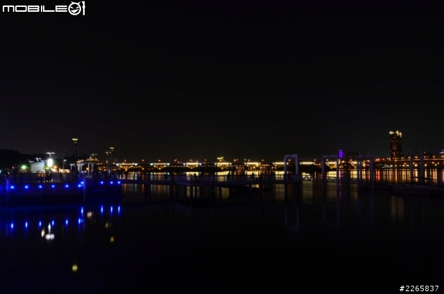 拍攝夜景,夜空怎會出現波浪線條,煩請先進們幫小弟解惑,謝謝您們!