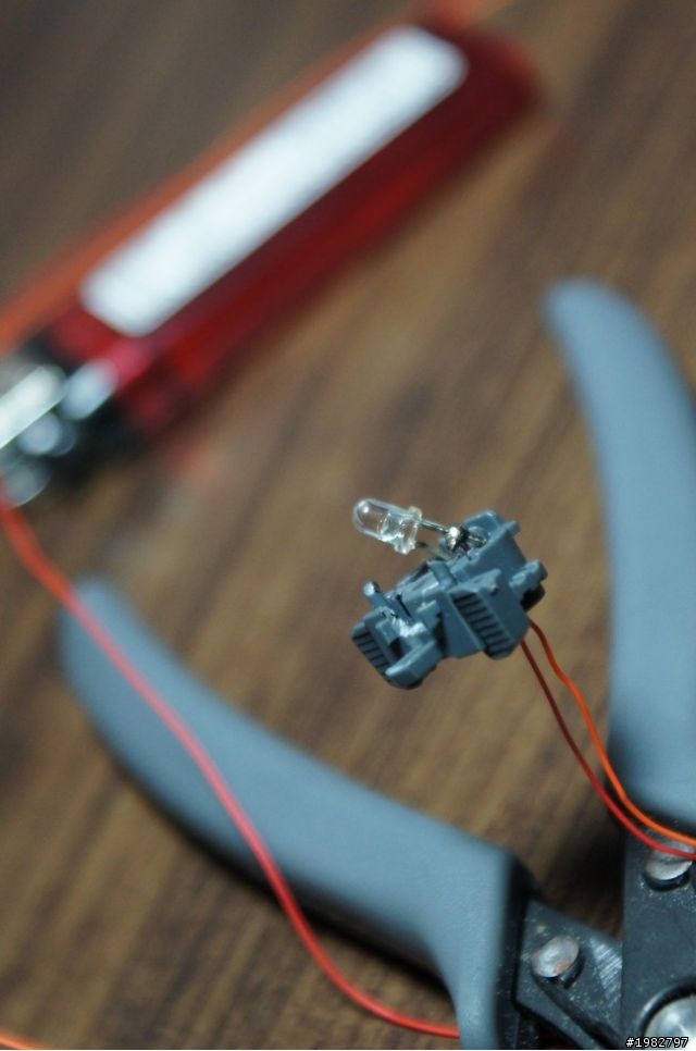 [ 鋼彈模型 ]MG AGE-1 腦部挖空LED置入手術