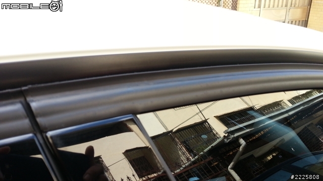 F30  320I 5/31交車到7/1號  車門橡膠飾條變灰白色  請各位新3車主幫我看看是否正常  有圖