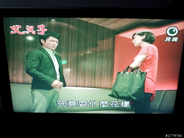 液晶電視出現一堆線條而且開始變色?