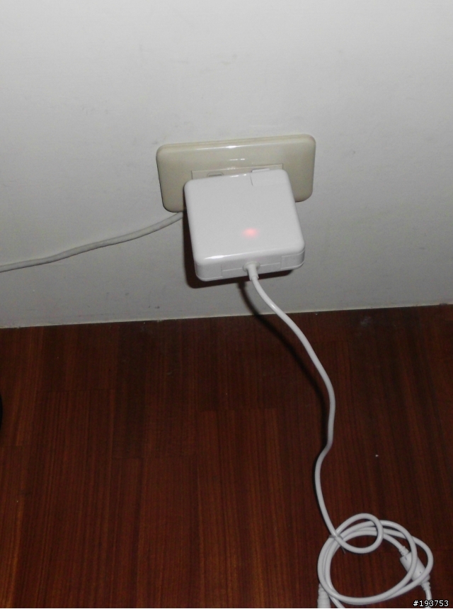 頭疼常常忘了帶電源線，終於讓我找到和APPLE同樣是免電源線的筆記型電腦變壓器了