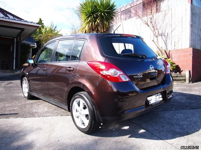 [新車開箱] Nissan Tiida 我的巧克力踢打!!