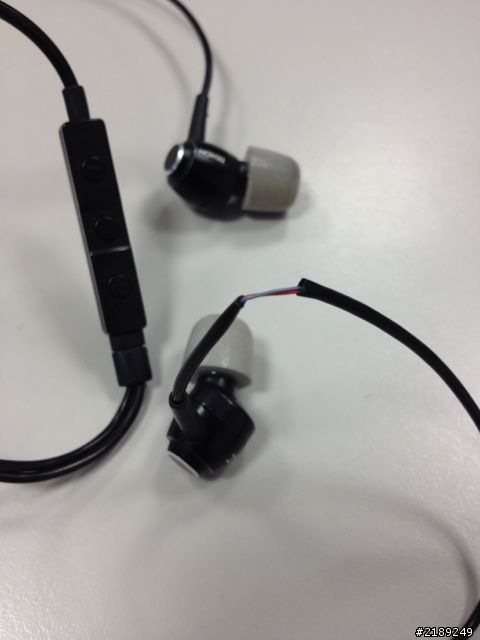 環保材質的悲劇。Denon C560R斷皮