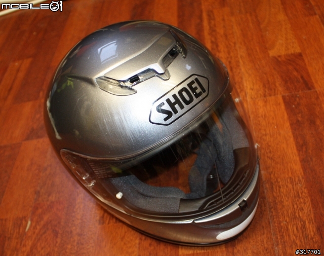 shoei 摔车之后， 竟然没事 ， 真是救命的玩意