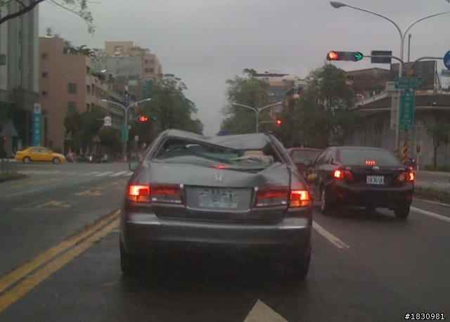 車頂這樣還能開上路 沒違法嗎？