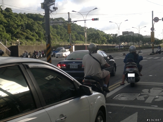 如果路是妳家的我不介意妳這樣停紅燈