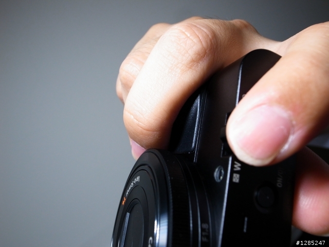 幫 RX100 加個小握把：Flipbac Camera Grip