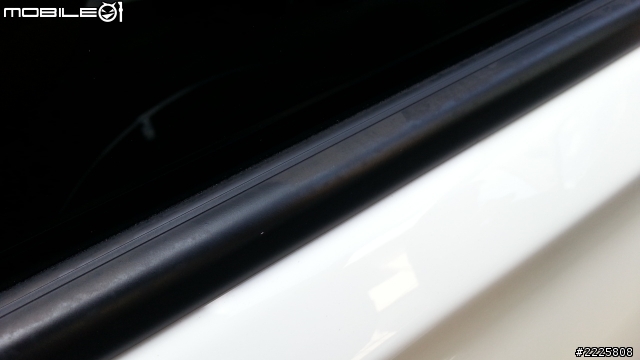 F30  320I 5/31交車到7/1號  車門橡膠飾條變灰白色  請各位新3車主幫我看看是否正常  有圖