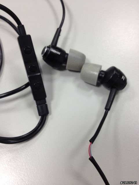 環保材質的悲劇。Denon C560R斷皮