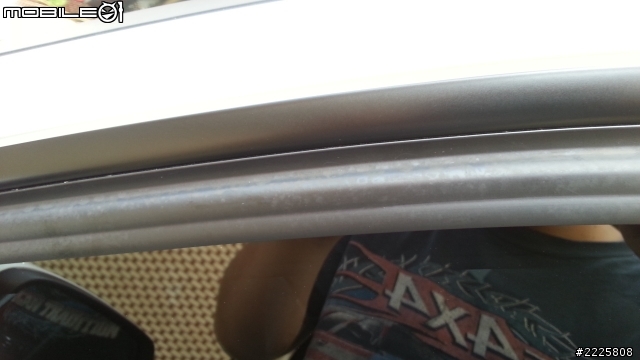 F30  320I 5/31交車到7/1號  車門橡膠飾條變灰白色  請各位新3車主幫我看看是否正常  有圖