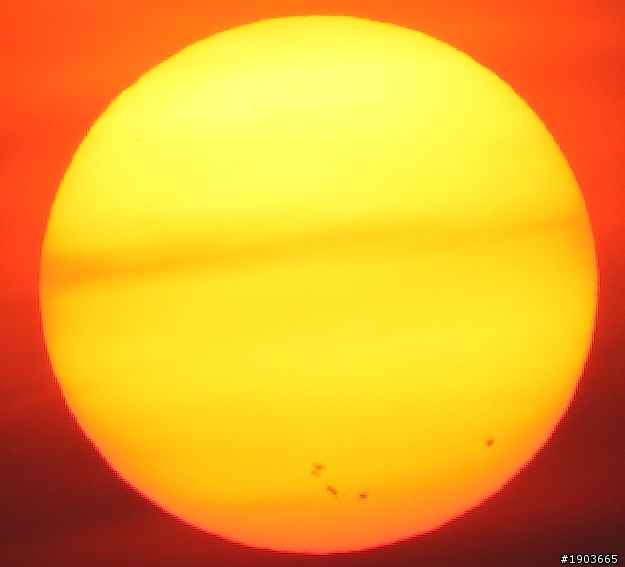 意外發現太陽表面..怪怪的，這是黑子嗎?