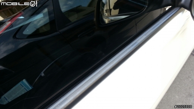 F30  320I 5/31交車到7/1號  車門橡膠飾條變灰白色  請各位新3車主幫我看看是否正常  有圖