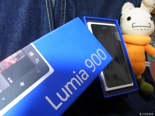 (閒來無事拍了些圖)芬蘭經典極致工藝開箱-Lumia 900