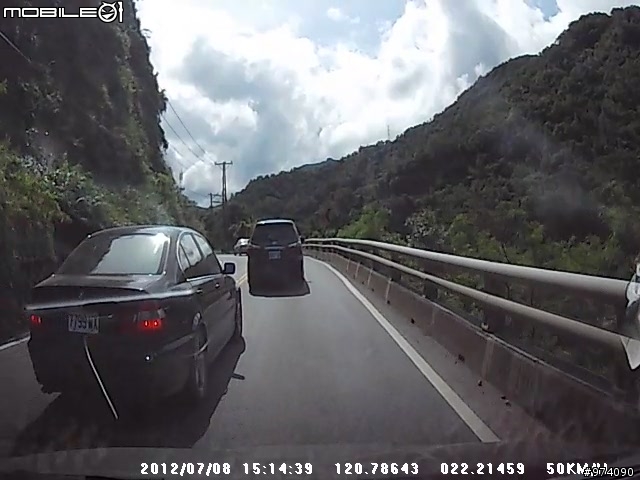 危險跨越雙黃線!想害死誰阿!有這麼趕嗎?...