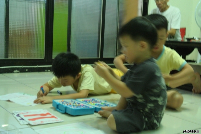用nikon j1在室內拍小孩是不是無法對焦呢? 還是個人手殘問題