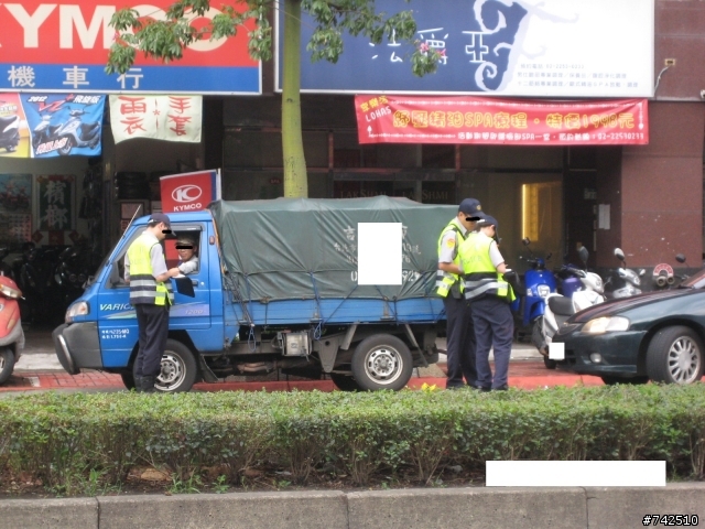 認真的員警們辛苦了