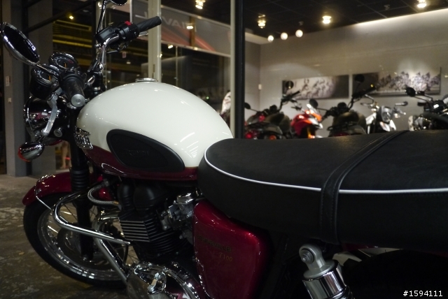 [開箱]紅白勝利號 TRIUMPH T100 夜間開箱 9/22更新多來一台鋼絲圈