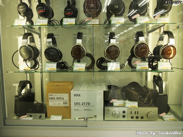 二手耳機店 - eイヤホン，大阪日本橋本店 (很多照片)
