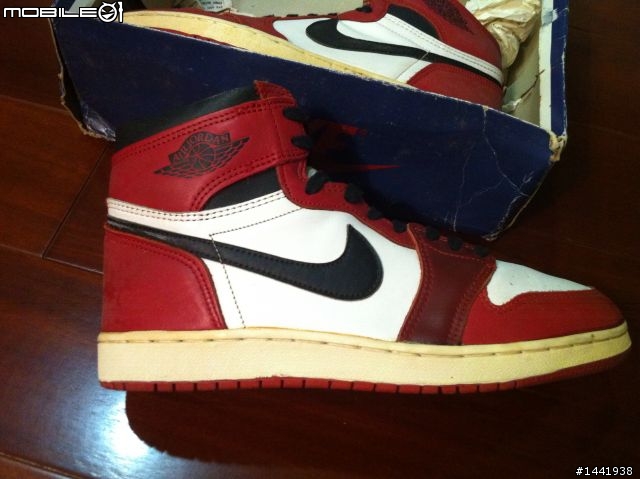 求助~ Air Jordan 1 請高人幫我鑑定這是不是1985年原版? 還是復刻?還是假的?