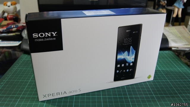 超適合颱風天開箱的手機     預購已收到 Sony Xperia acro S (黑色)  超粗糙開箱文