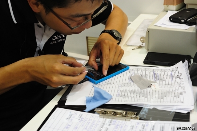 lumia 900開箱 我的第一支智慧型手機  (店員說:現在很少人買NOKIA...為什麼要考慮這一支?)