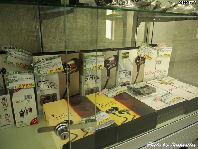 二手耳機店 - eイヤホン，大阪日本橋本店 (很多照片)