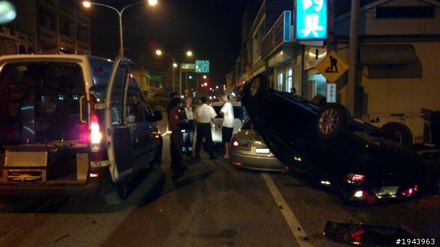 昨天要去釣魚時看到的車禍現場...太可怕了...