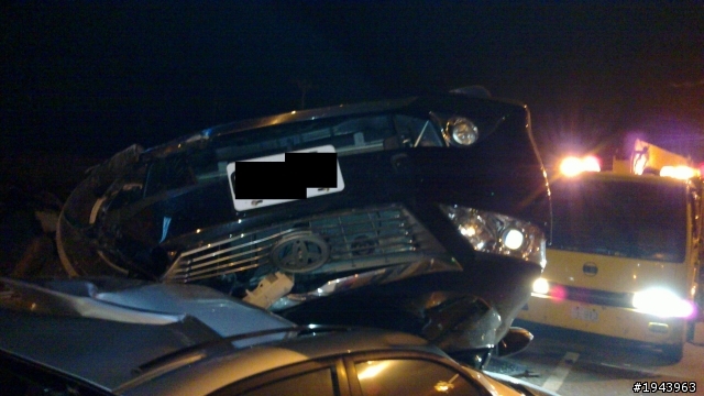 昨天要去釣魚時看到的車禍現場...太可怕了...