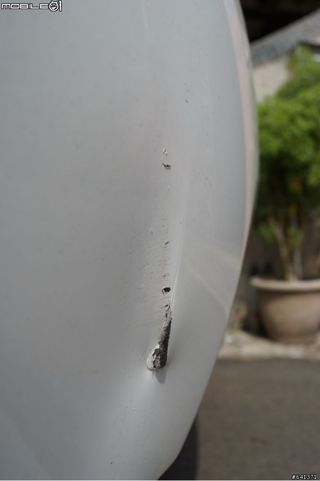 倒車時不小心A到了!! 還有救嗎??