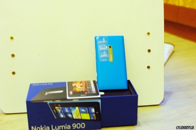 lumia 900開箱 我的第一支智慧型手機  (店員說:現在很少人買NOKIA...為什麼要考慮這一支?)