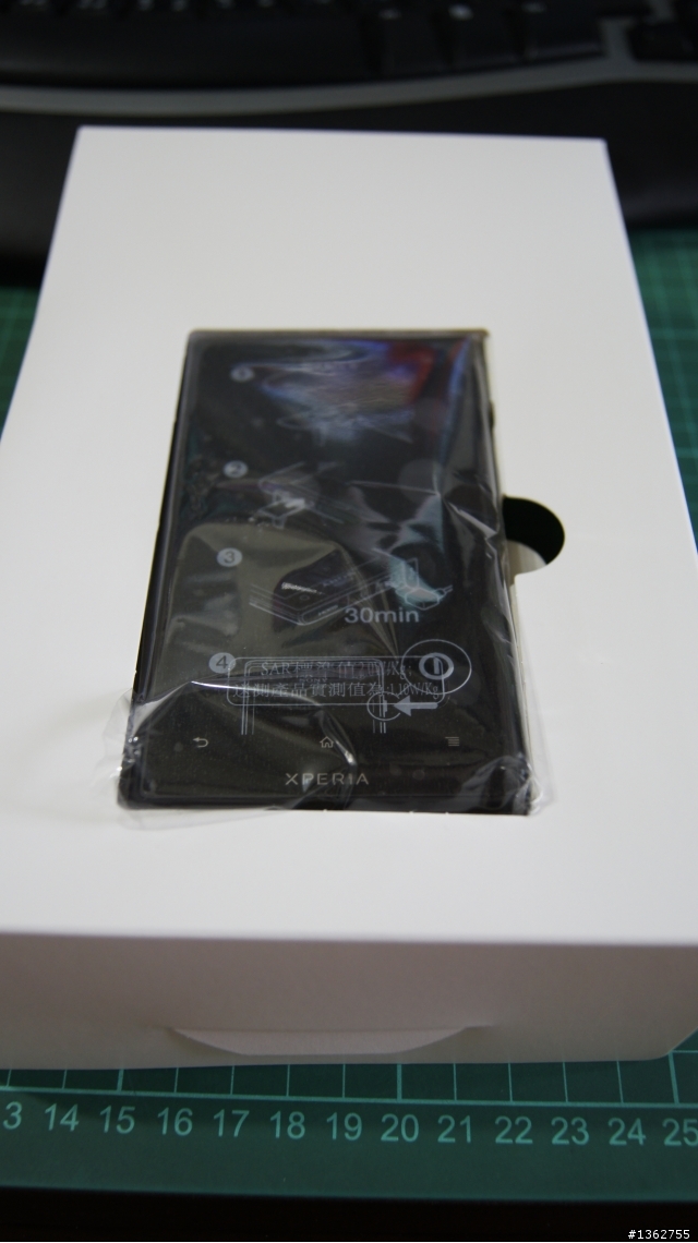 超適合颱風天開箱的手機     預購已收到 Sony Xperia acro S (黑色)  超粗糙開箱文