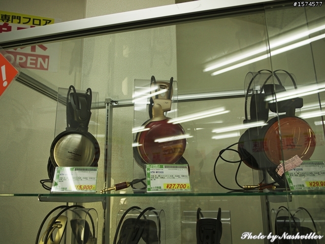 二手耳機店 - eイヤホン，大阪日本橋本店 (很多照片)