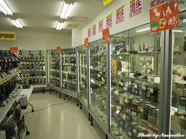 二手耳機店 - eイヤホン，大阪日本橋本店 (很多照片)