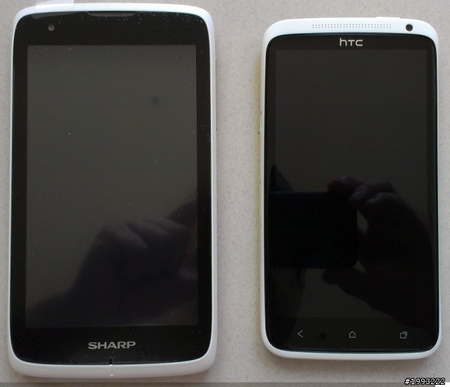 [圖片] SHARP SH530U的5"新機跟HTC One X  外型好像.