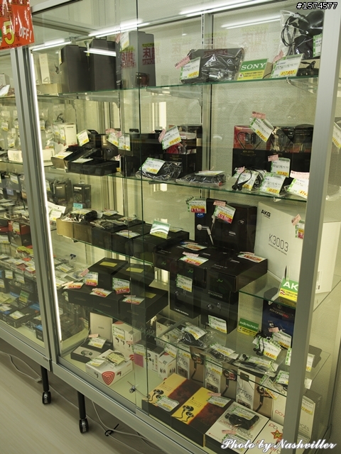 二手耳機店 - eイヤホン，大阪日本橋本店 (很多照片)