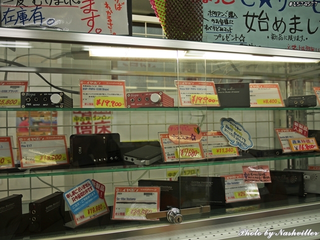 二手耳機店 - eイヤホン，大阪日本橋本店 (很多照片)