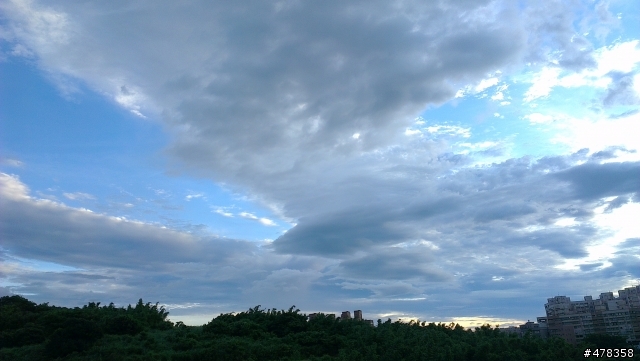 [HTC OneX] 美景, 就在屋頂, 為美麗的天空蓋大樓吧~~~