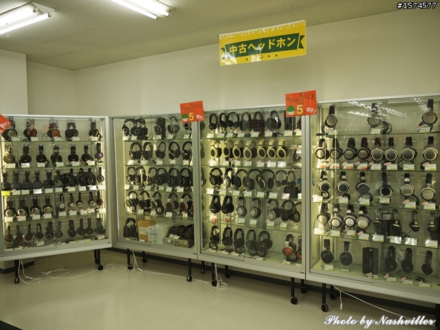 二手耳機店 - eイヤホン，大阪日本橋本店 (很多照片)