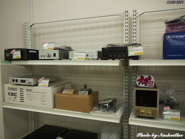二手耳機店 - eイヤホン，大阪日本橋本店 (很多照片)